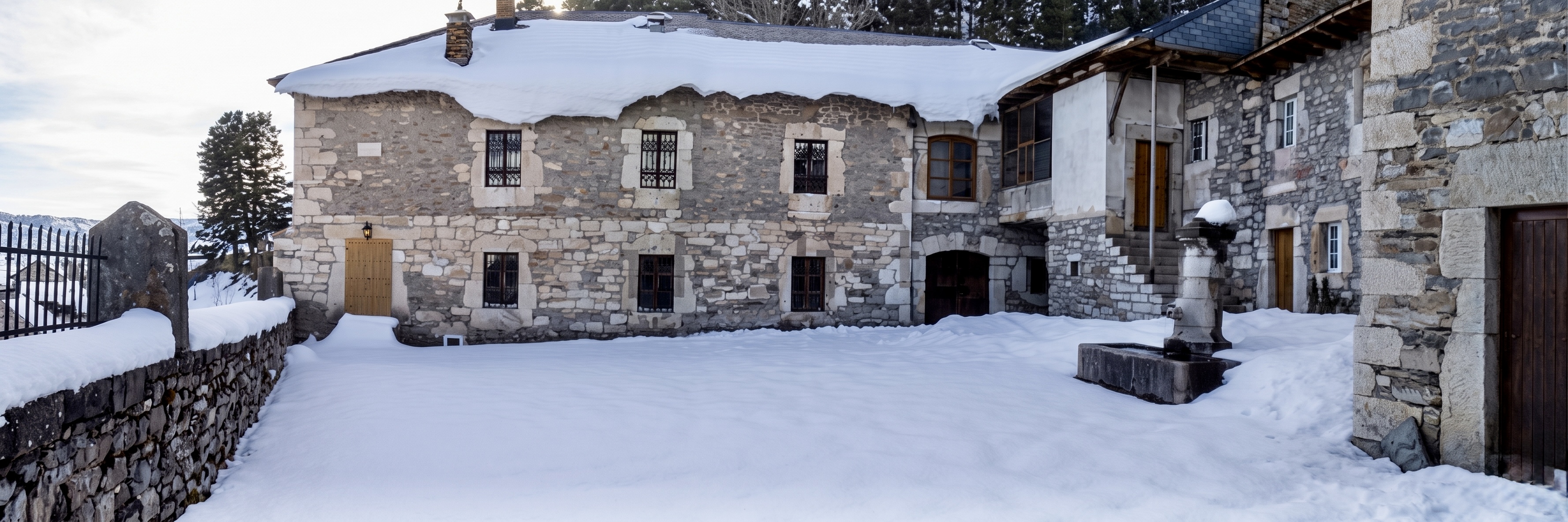 Casa Oso — exterior nevado en invierno