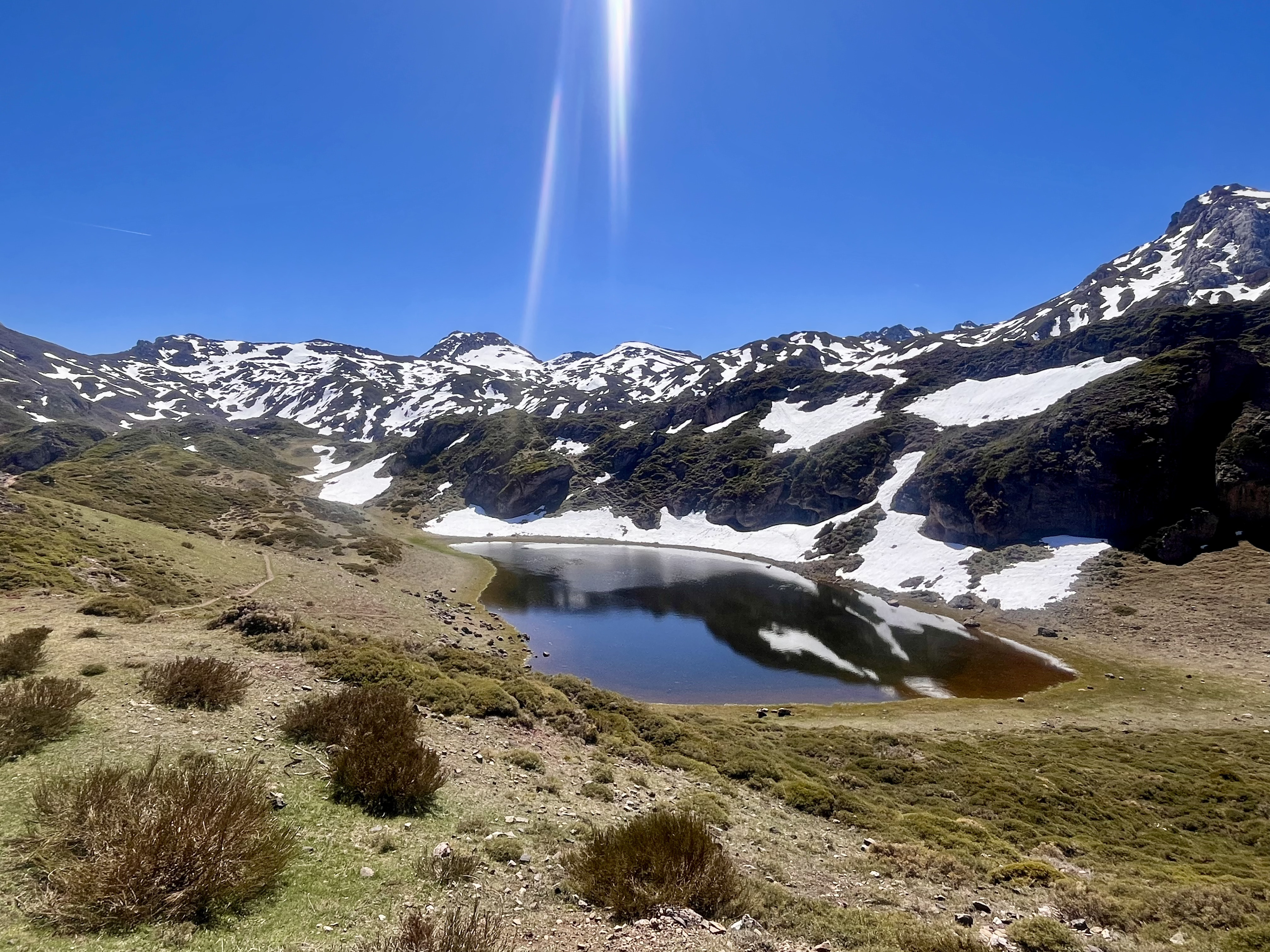 Lago de montaña con picos nevados