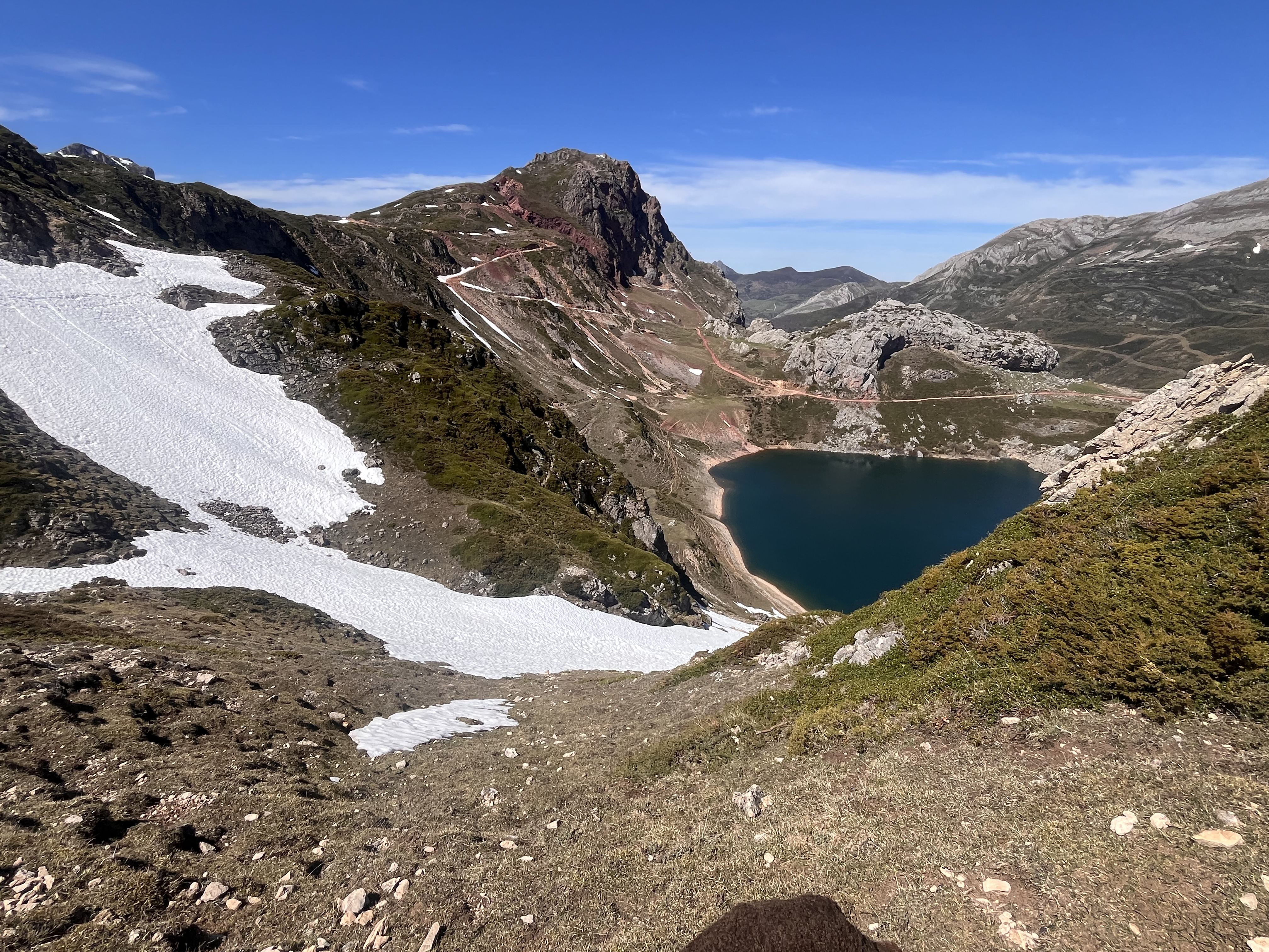 Lago glaciar desde las cumbres de Babia